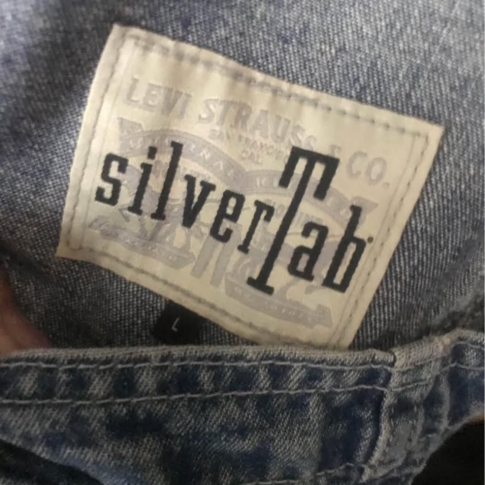 Silver tab overalls 
Levi’s large 
up to 44” to 46” waist
inseam 30”
Unisex
NWT